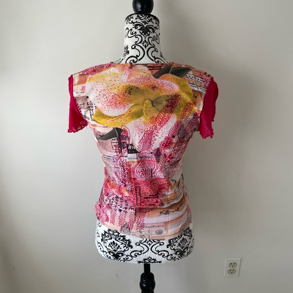 Lovely designer t shirt from Macau- nouveau art - red nylon liner with overlay - Picture 5 of 6